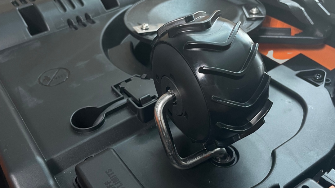 Installierter Radschutz von Robo Claws an Mähroboter Worx