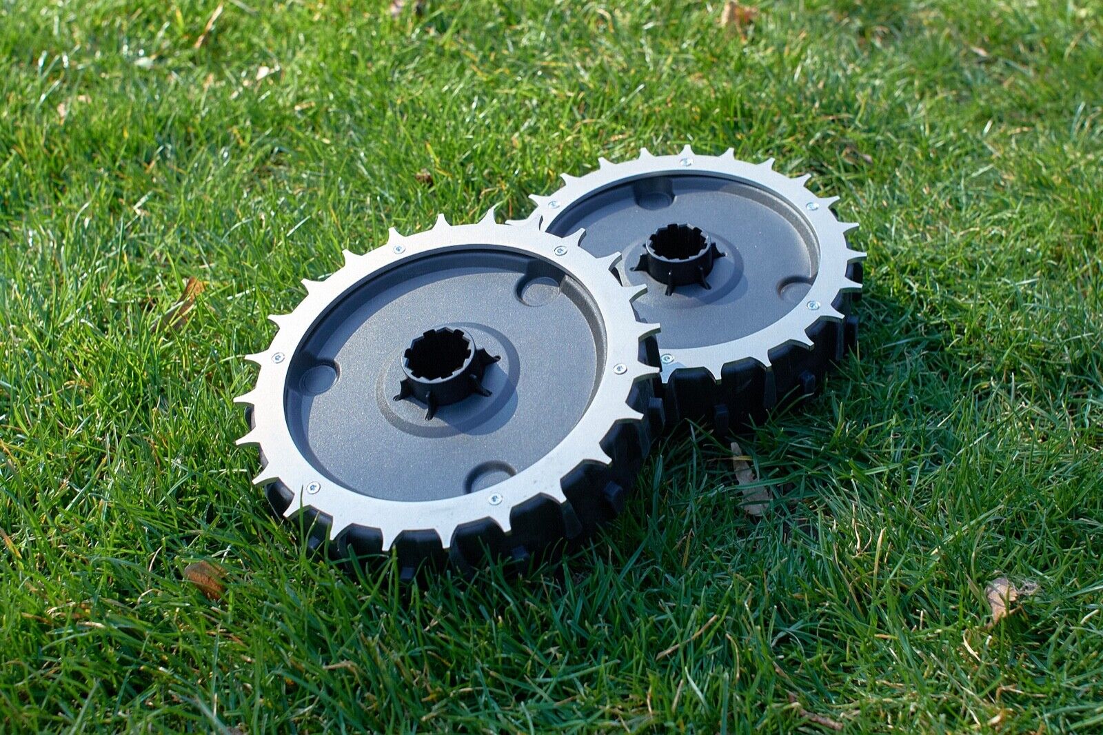 Spikes auf Rad montiert ohne Mähroboter